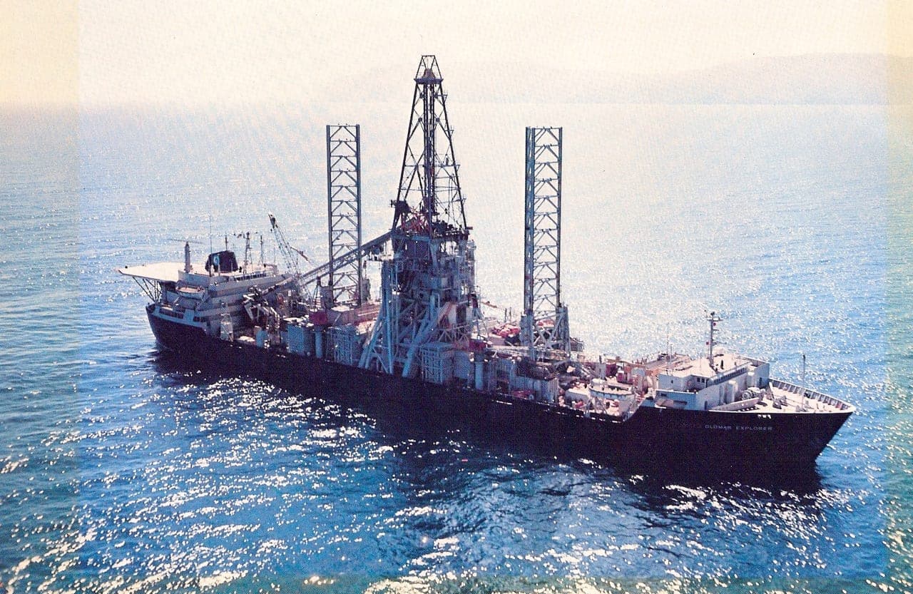 Hughes Glomar Explorer underway at sea