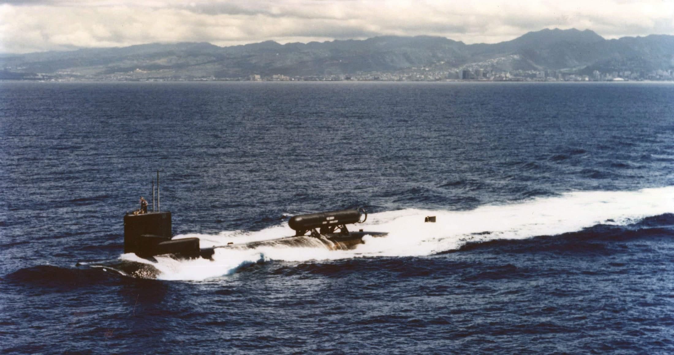 USS Parche (SSN-683) running on the surface off Pearl Harbor, with a DSRV simulator mated aft (cropped to remove an insignia overlay)